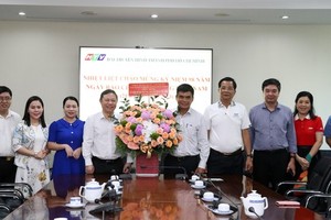 HCMC leaders visit media agencies on Vietnam Revolutionary Press Day