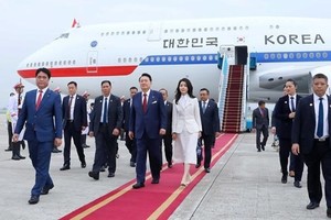 RoK President arrives in Hanoi, starting State visit to Vietnam