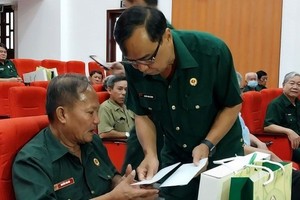 HCMC War Veterans' Association grants gifts for Vietnamese heroic mothers 