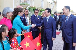 President meets Vietnamese community, foreign friends in Italy