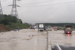 Vehicles trapped in flood water on Dau Giay- Phan Thiet expressway