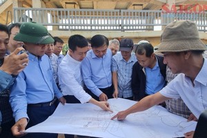 Leaders of MARD, Lam Dong Province checks landslide site in Dong Thanh reservoir