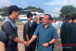 City leaders survey planning works by helicopter 