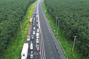 Traffic jam on Phan Thiet - Dau Giay expressway on 1st day of National Day break