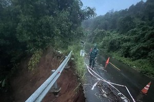 Serious landslide recurs on arterial road connecting Binh Phuoc and Lam Dong 