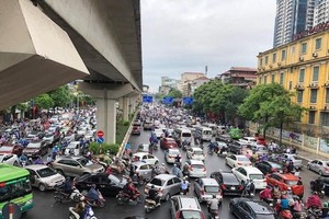 Residents trapped in roads heading to downtown Hanoi after downpour