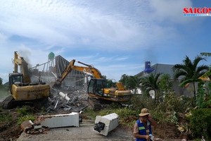 Phu Quoc City coercively demolishes 14 more illegally-built villas
