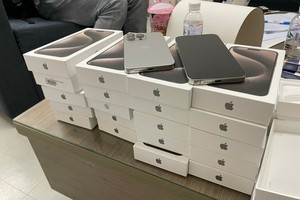 Two smuggling cases of iPhone 15 Pro Max to HCMC detected 