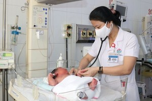 Baby boy weighing 6.1 kilograms born in Ha Tinh Province