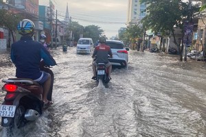 High tides submerge Can Tho City, East Sea forecast to see 1-2 storms in October