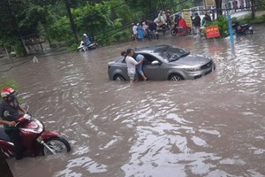 Roads in Binh Duong turned into rivers owing to torrential rains, high tide