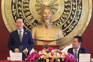 President meets with Vietnamese representative agencies in Beijing