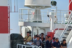 78 survivors together with 2 bodies from sunk boats taken to shore