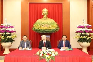 Vietnamese Party chief holds phone talks with French President