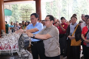 HCMC delegation offers incense at Dong Loc T-junction relic site, Ha Tinh 