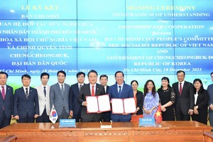HCMC, RoK's Chungcheongbuk-do sign MoU on friendship establishment, cooperation