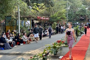 Brocade fashion show kicked off at Da Lat Arts Street