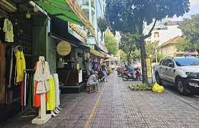 HCMC faces troubles with fee collection for using roadbeds, sidewalks