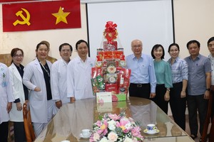 Tet gifts offered to disadvantaged residents, children orphaned by Covid-19