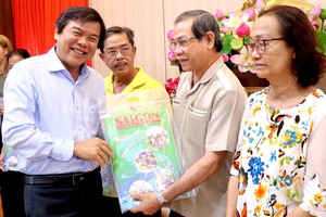 SGGP Newspaper offers Tet gifts to Party members with difficult circumstances