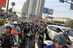 Vehicles in HCMC stranded in serious traffic jams