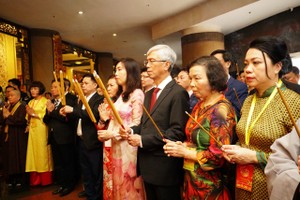 Overseas Vietnamese offer incense to commemorate Hung Kings