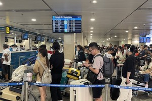 HCMC Chairman requires service quality improvement for Tan Son Nhat Airport 