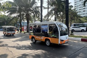 HCMC puts 70 electric cars on trial serving for tourists
