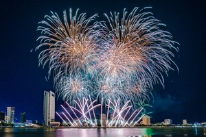 HCMC sets to host 16 firework displays on National Reunification Day