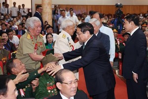 PM meets veteran soldiers, frontline workers serving Dien Bien Phu Campaign