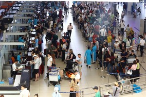 Noi Bai, Tan Son Nhat airports see over 200,000 passengers as holiday ends