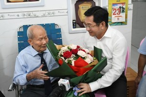 Delegation of HCMC pays visits to Dien Bien soldiers, martyrs’ families