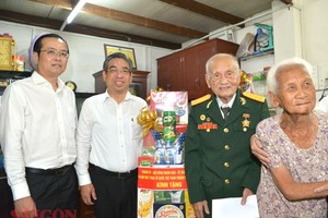 HCMC leader visits, presents gifts to former Dien Bien soldiers