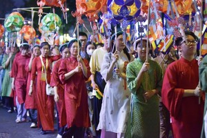 Thousands of people in HCMC join Lord Buddha procession