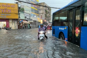 Streets in HCMC turned into rivers after downpour