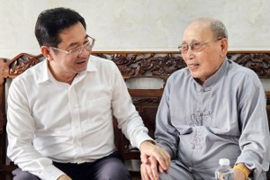 HCMC leaders visit, extend wish for longevity to typical elder