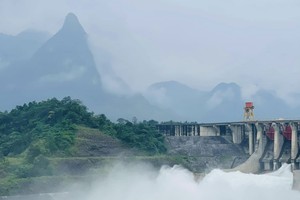 River flood forces Tuyen Quang Hydropower Plant to open spillway gates