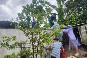 Downpour, cyclone sink 4 fishing boats, kill one fisherman in Kien Giang