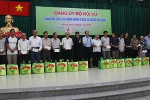 Deputy Minister of Home Affairs visits policy beneficiary families in Can Gio 