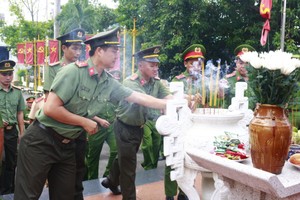 Police pay tribute to fallen soldiers, policy families in Thu Duc City
