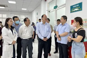 HCMC's leader visits victims of Tao Dan Park falling tree accident