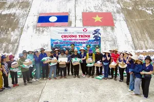 People in Thua Thien Hue, Vietnam-Laos border guard forces offered gifts
