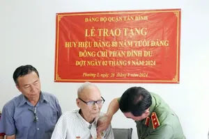 HCMC presents 80-year Party membership badge to veteran Party member
