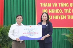 Vice President presents gifts to policy families, poor households in Ninh Thuan