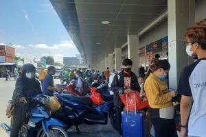 More trains added on peak days, bus tickets sold out during National Day holiday