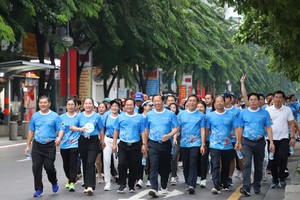 City’s leaders together with 3,000 people walk to raise funds for poor
