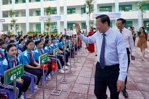 HCMC Chairman attends opening ceremony for new school year in Binh Tan District