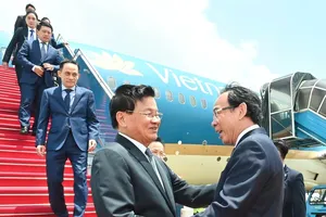 Lao Party General Secretary, President Thongloun Sisoulith visits HCMC