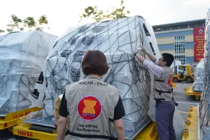 Two international aid batches arrive at Noi Bai Airport