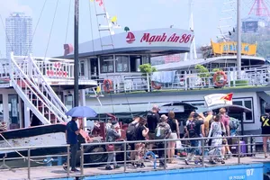 More than 8,600 visitors tour Ha Long Bay after typhoon Yagi